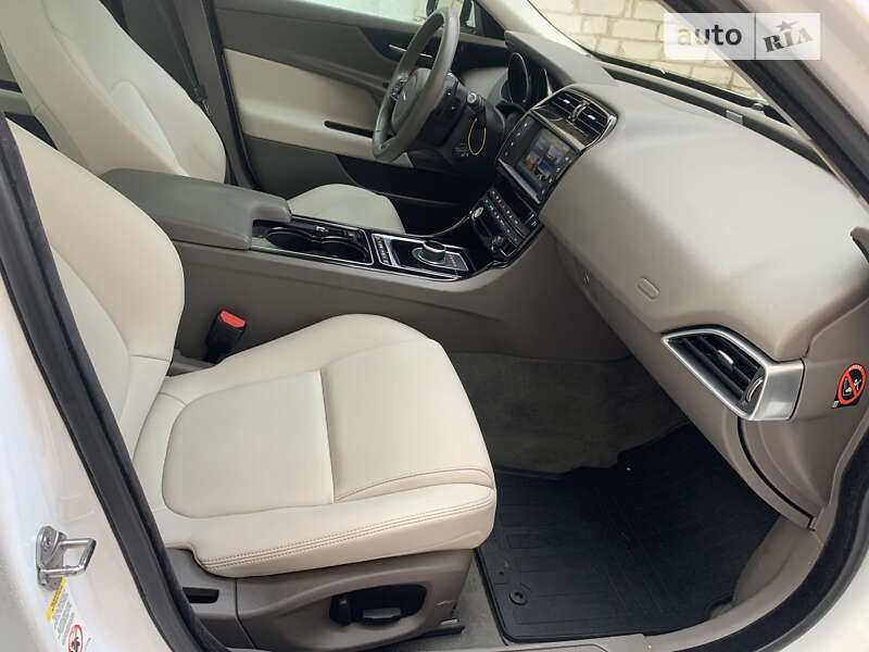 Седан Jaguar XE 2017 в Ивано-Франковске