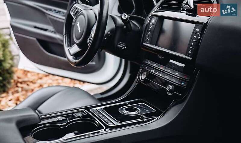 Седан Jaguar XE 2016 в Киеве фото 18 Седан Jaguar XE 2016 в Киеве