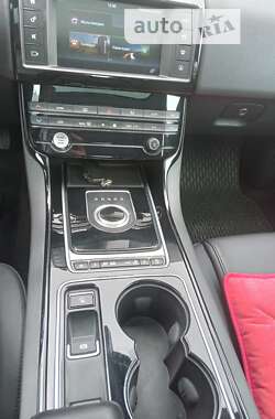 Седан Jaguar XE 2016 в 