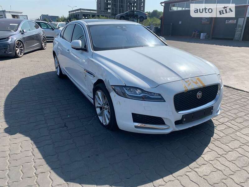 Jaguar XE 