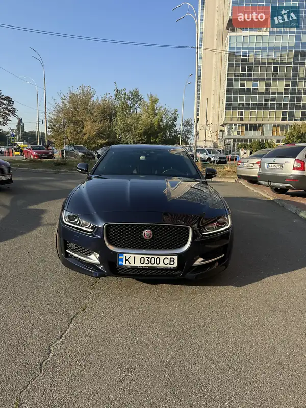 Седан Jaguar XE 2016 в 