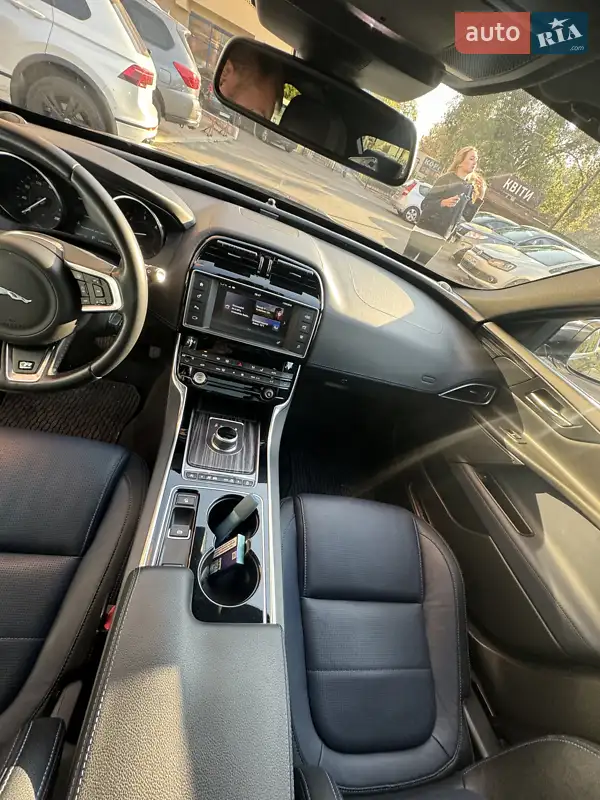 Седан Jaguar XE 2016 в 