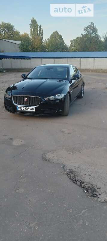 Седан Jaguar XE 2016 в 