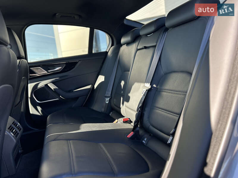 Седан Jaguar XE 2020 в Львове