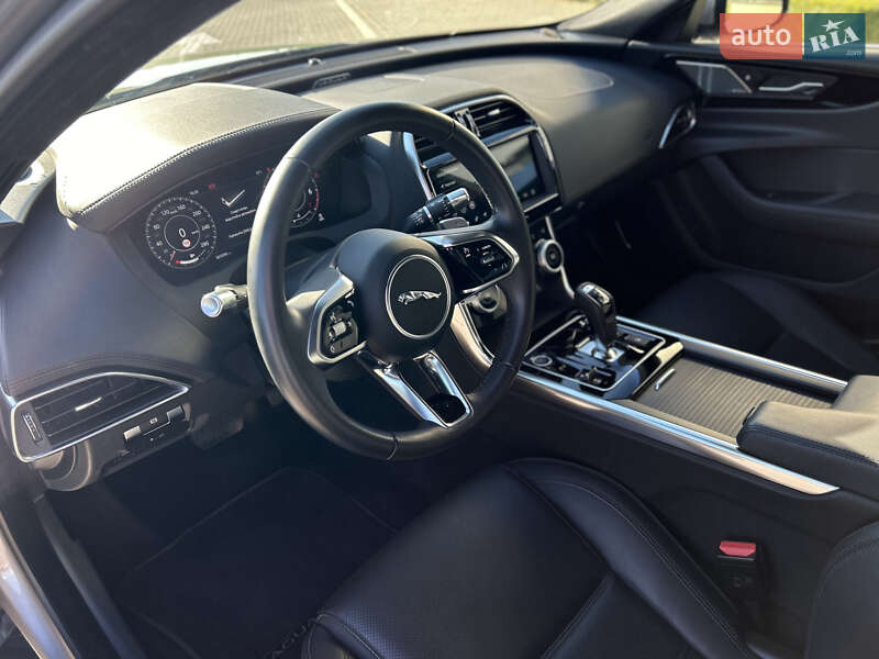 Седан Jaguar XE 2020 в Львове