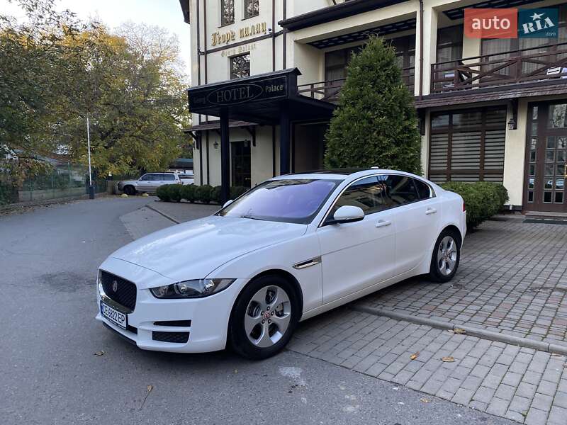 Седан Jaguar XE 2018 в Черновцах