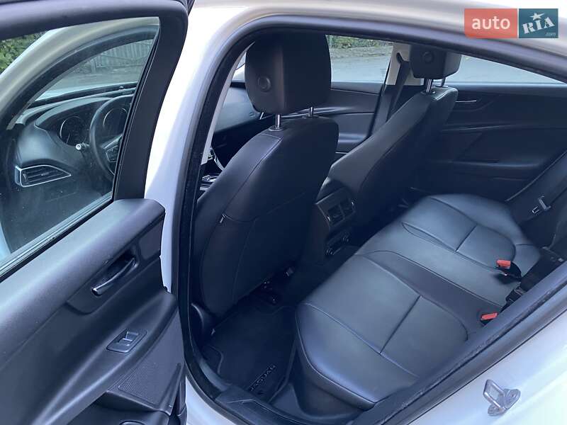 Седан Jaguar XE 2018 в Черновцах