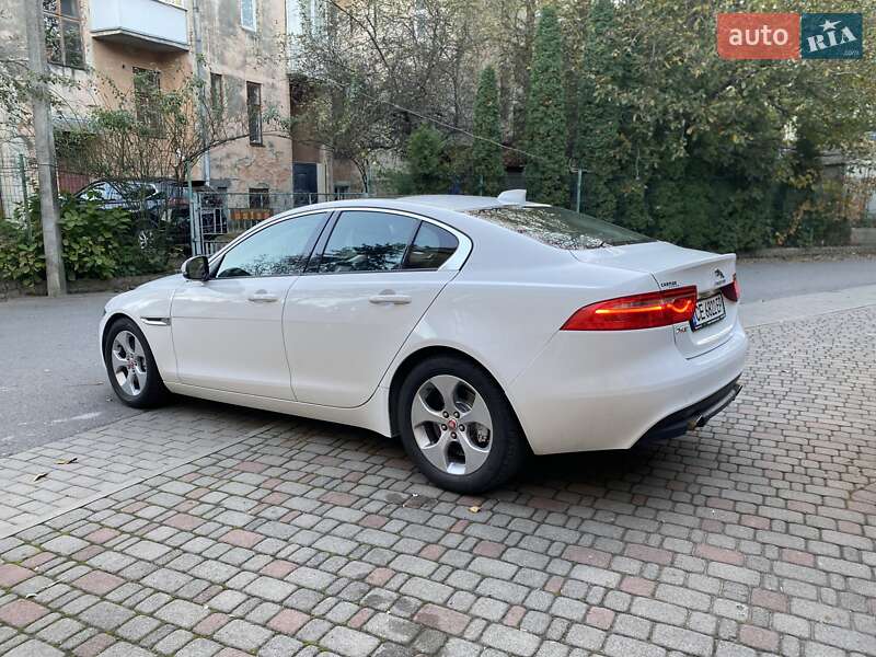 Седан Jaguar XE 2018 в 