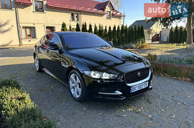 Седан Jaguar XE 2016 в Львові