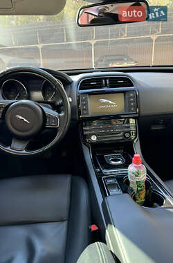 Седан Jaguar XE 2016 в 