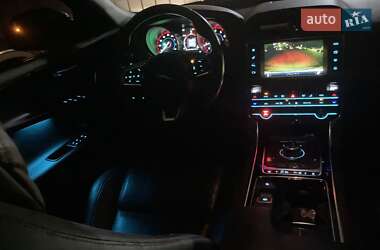 Седан Jaguar XE 2018 в 