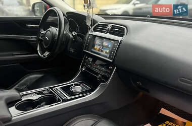 Седан Jaguar XE 2015 в 