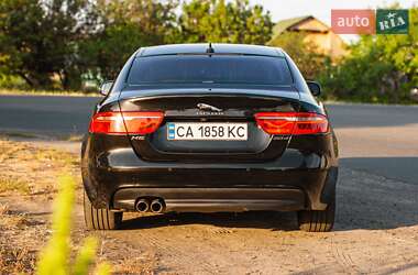 Седан Jaguar XE 2015 в 