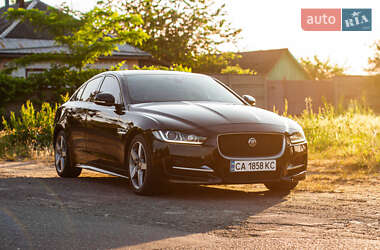 Седан Jaguar XE 2015 в 
