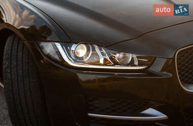 Седан Jaguar XE 2015 в 