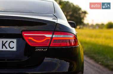 Седан Jaguar XE 2015 в 