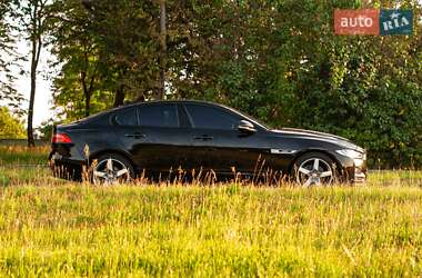 Седан Jaguar XE 2015 в 