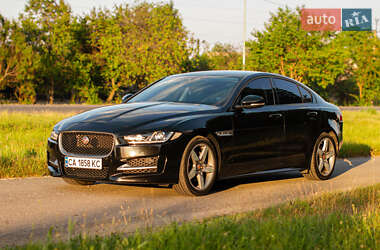 Седан Jaguar XE 2015 в 