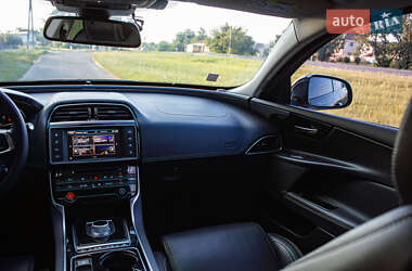 Седан Jaguar XE 2015 в 