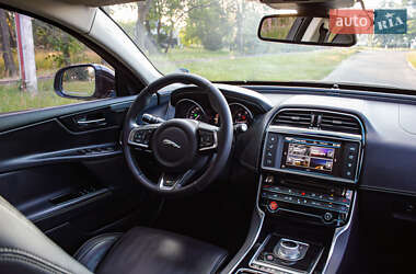 Седан Jaguar XE 2015 в 