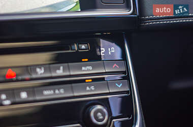 Седан Jaguar XE 2015 в 