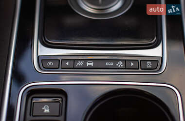 Седан Jaguar XE 2015 в 