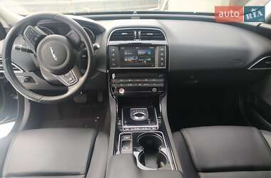 Седан Jaguar XE 2017 в 