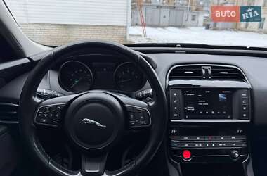 Седан Jaguar XE 2016 в 