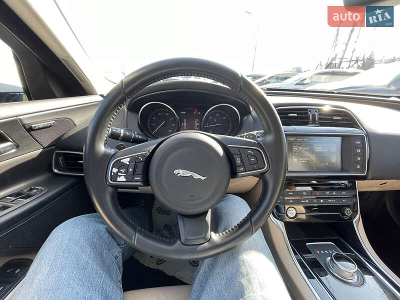 Седан Jaguar XE 2016 в Львове