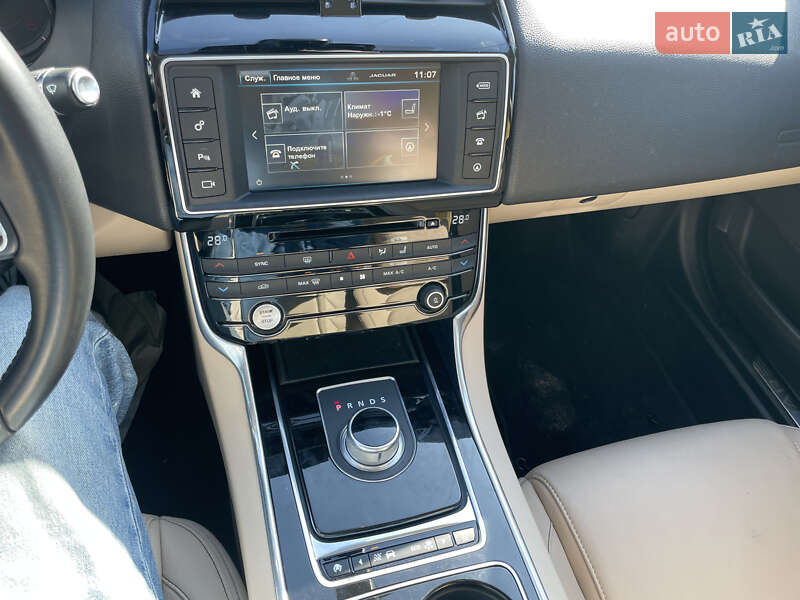 Седан Jaguar XE 2016 в Львове