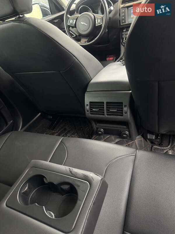 Седан Jaguar XE 2017 в Киеве