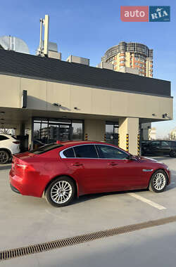 Седан Jaguar XE 2015 в 
