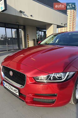Седан Jaguar XE 2015 в 