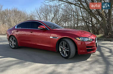 Седан Jaguar XE 2016 в 