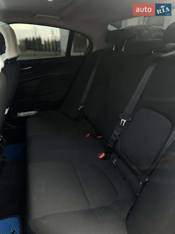 Седан Jaguar XE 2016 в Львове