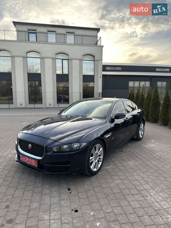Седан Jaguar XE 2016 в Львове