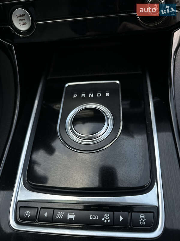 Седан Jaguar XE 2016 в Львове