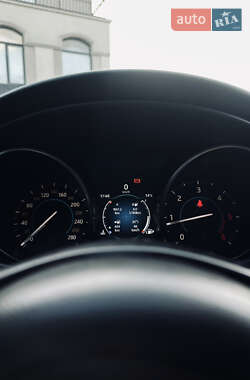Седан Jaguar XE 2016 в 