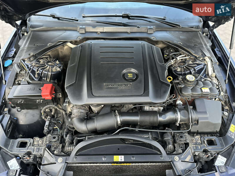 Седан Jaguar XE 2016 в Львове