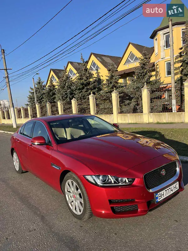 Седан Jaguar XE 2016 в 