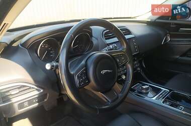 Седан Jaguar XE 2017 в 