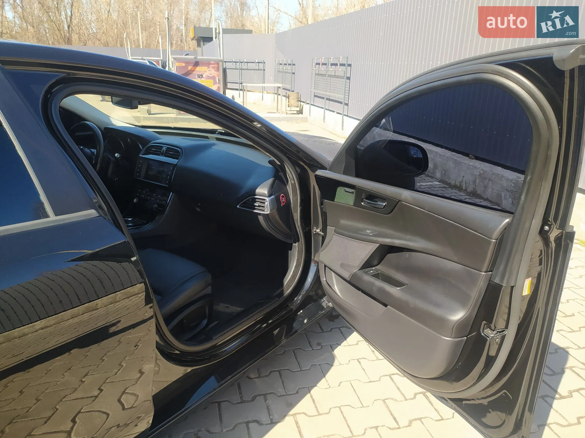 2017 Jaguar XE - мініатюра 18