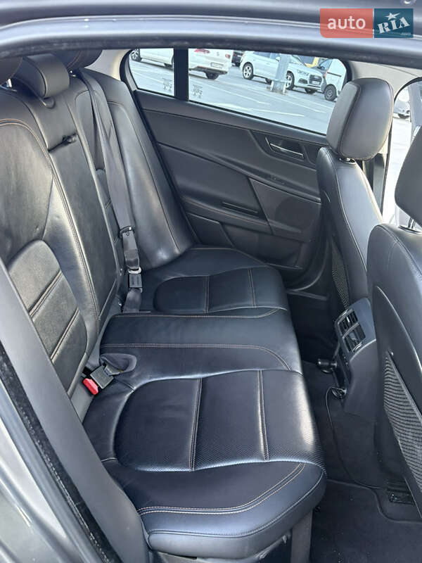 Седан Jaguar XE 2016 в Киеве