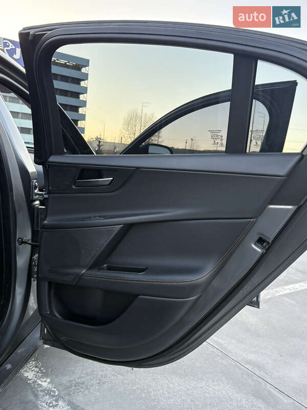 Седан Jaguar XE 2016 в Киеве