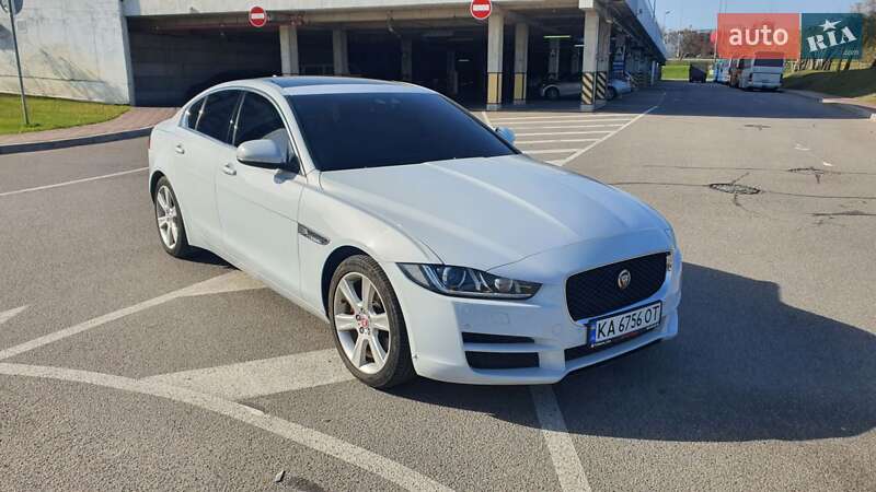 Седан Jaguar XE 2015 в 