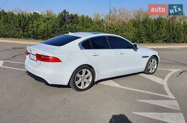 Седан Jaguar XE 2015 в 