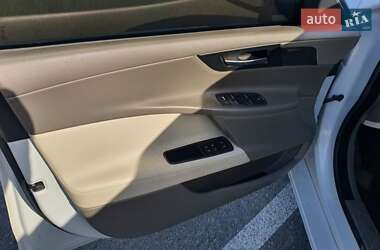 Седан Jaguar XE 2015 в 