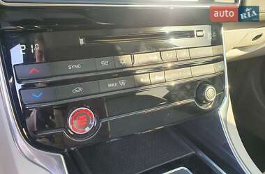 Седан Jaguar XE 2015 в 