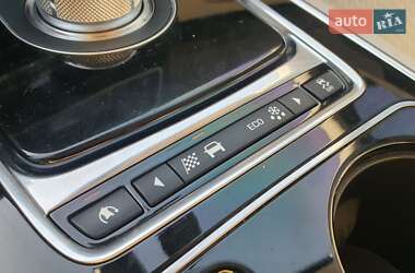 Седан Jaguar XE 2015 в 