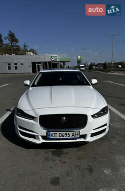 Седан Jaguar XE 2016 в 